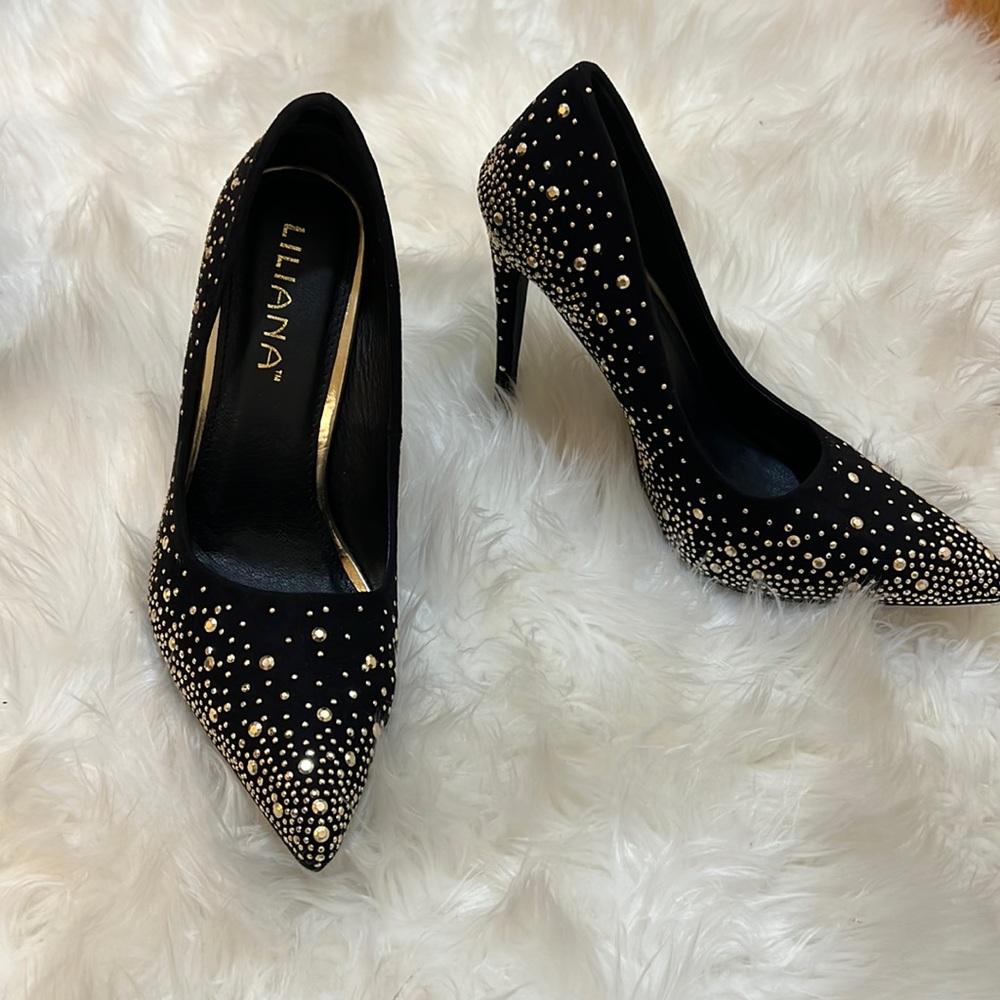 Black pumps with studs